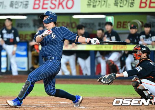 [OSEN=대구, 최규한 기자] 7일 대구삼성라이온즈파크에서 ‘2025 신한 SOL Bank KBO리그’ 삼성 라이온즈와 한화 이글스의 경기가 열렸다.홈팀 삼성은 원태인, 방문팀 한화는 황준서를 선발로 내세웠다.6회말 무사 1루 상황 삼성 강민호가 달아나는 좌월 투런포를 날리고 있다. 개인 통산 350홈런. 2025.09.06 / dreamer@osen.co.kr