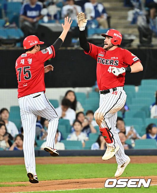 [OSEN=대구, 이석우 기자] 14일 대구삼성라이온즈파크에서 2025 신한 SOL 뱅크 KBO 리그 삼성 라이온즈와 KIA 타이거즈의 경기가 열렸다. 홈팀 삼성은 원태인이, 방문팀 KIA는 양현종이 선발 출전했다. KIA 타이거즈 위즈덤이 8회초 좌월 솔로 홈런을 치고 하이파이브를 하고 있다. 2025.08.14 / foto0307@osen.co.kr