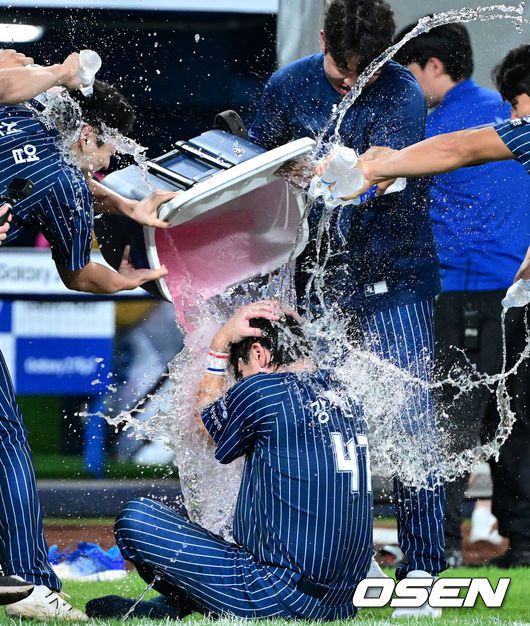 [OSEN=대구, 최규한 기자] 프로야구 삼성 라이온즈가 한화 이글스를 꺾고 전날 패배를 설욕했다.삼성은 7일 대구삼성라이온즈파크에서 열린 한화와의 홈경기에서 4-3으로 승리했다. 이로써 삼성은 지난 6일 한화에 4-7로 덜미를 잡힌 아쉬움을 씻어냈다. 삼성 강민호는 프로야구 역대 포수 최초로 개인 통산 350홈런 시대를 열었고 김재윤은 개인 통산 190세이브를 달성했다.경기를 마치고 개인 통산 350홈런을 뽑아낸 삼성 강민호가 동료들의 물세례를 받고 있다. 2025.09.06 / dreamer@osen.co.kr