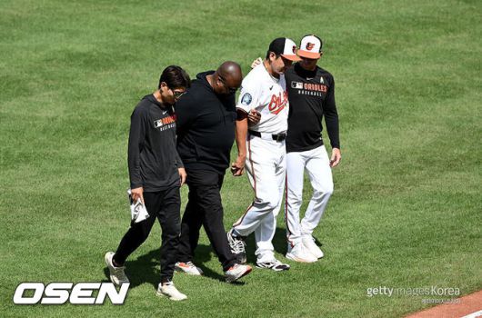 [사진] 볼티모어 스가노 도모유키가 4회 김혜성의 타구에 오른발을 맞은 뒤 부상으로 교체되고 있다. ⓒGettyimages(무단전재 및 재배포 금지)