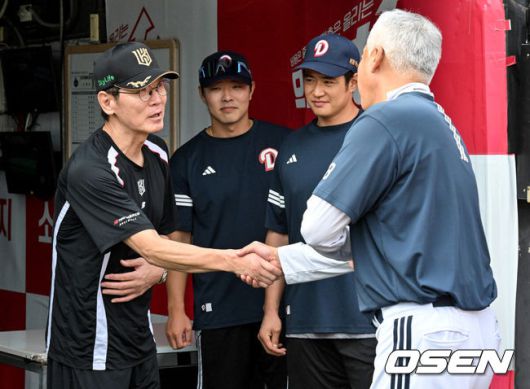 [OSEN=수원, 조은정 기자]9일 오후 수원 KT 위즈 파크에서 ‘2025 신한 SOL BANK KBO리그’ KT 위즈와 두산베어스의 경기가 열린다. 이날 경기 KT는 소형준을, 두산은 곽빈을 선발투수로 내세웠다.KT 이강철 감독이 두산 고토 코치에게 인사를 하고 있다. 2025.09.09 /cej@osen.co.kr