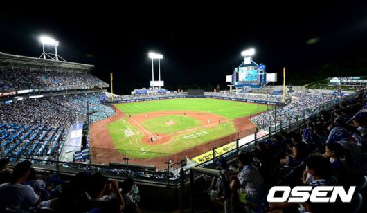 [OSEN=대구, 최규한 기자] 5일 대구삼성라이온즈파크에서 ‘2025 신한 SOL Bank KBO리그’ 삼성 라이온즈와 키움 히어로즈의 경기가 열렸다.홈팀 삼성은 최원태, 방문팀 키움은 정현우를 선발로 내세웠다.대구삼성라이온즈파크를 가득 메운 관중들이 경기를 즐기고 있다. 2025.09.05 / dreamer@osen.co.kr