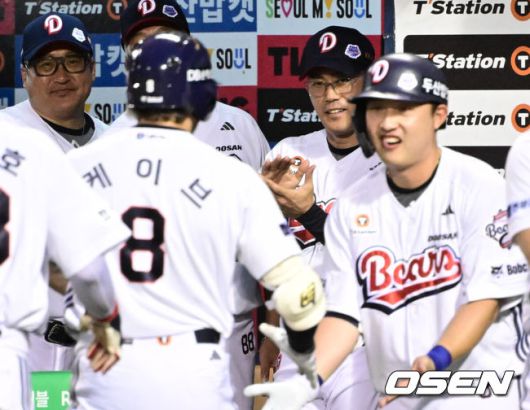 [OSEN=잠실, 조은정 기자]28일 오후 서울 잠실구장에서 ‘2025 신한 SOL Bank KBO리그’ 두산 베어스와 삼성 라이온즈의 경기가 열렸다.두산은 최민석, 삼성은 최원태를 선발로 내세웠다.2회말 2사 1루 두산 케이브가 투런 홈런을 날린 뒤 조성환 감독대행의 환영을 받고 있다. 2025.08.28 /cej@osen.co.kr