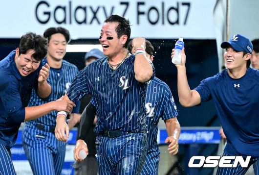 [OSEN=대구, 최규한 기자] 프로야구 삼성 라이온즈가 한화 이글스를 꺾고 전날 패배를 설욕했다.삼성은 7일 대구삼성라이온즈파크에서 열린 한화와의 홈경기에서 4-3으로 승리했다. 이로써 삼성은 지난 6일 한화에 4-7로 덜미를 잡힌 아쉬움을 씻어냈다. 삼성 강민호는 프로야구 역대 포수 최초로 개인 통산 350홈런 시대를 열었고 김재윤은 개인 통산 190세이브를 달성했다.  경기를 마치고 개인 통산 350홈런을 뽑아낸 삼성 강민호가 동료들의 물세례를 받고 있다. 2025.09.06 / dreamer@osen.co.kr