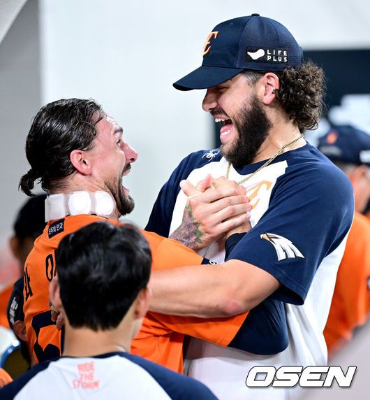 [OSEN=대전, 최규한 기자] 25일 대전 한화생명볼파크에서 ‘2025 신한 SOL Bank KBO리그’ 한화 이글스와 SSG 랜더스의 경기가 열렸다.홈팀 한화는 라이언 와이스, 방문팀 SSG는 드류 앤더슨을 선발로 내세웠다.7회초 SSG 공격을 무실점으로 막아낸 한화 선발 라이언 와이스가 동료 외국인 투수 코디 폰세와 기뻐하고 있다. 2025.07.25 / dreamer@osen.co.kr