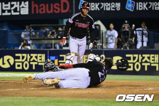 [OSEN=잠실, 조은정 기자]10일 오후 서울 잠실구장에서 ‘2025 신한 SOL Bank KBO리그’ 두산 베어스와 LG 트윈스의 경기가 열렸다.홈팀 두산은 콜어빈, 방문팀 LG는 손주영을 선발로 내세웠다.5회초 1사 만루에서 LG 오스틴이 두산 박신지의 폭투를 틈타 득점에 성공하고 있다. 2025.09.10 /cej@osen.co.kr