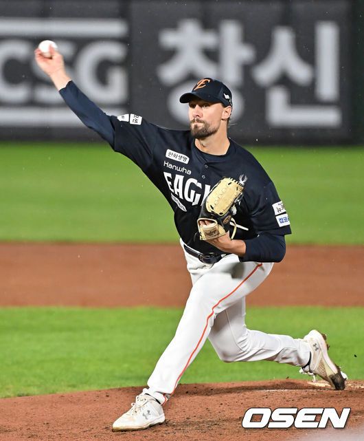 [OSEN=부산, 이석우 기자] 9일 부산 사직야구장에서 2025 신한 SOL 뱅크 KBO 리그 롯데 자이언츠와 한화 이글스의 경기가 열렸다. 홈팀 롯데는 박세웅이, 방문팀 한화는 와이스가 선발 출전했다.한화 이글스 선발 투수 와이스가 역투하고 있다. 2025.09.09 / foto0307@osen.co.kr