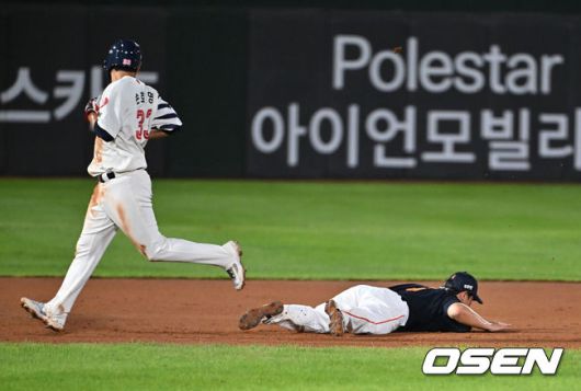 [OSEN=부산, 이석우 기자] 9일 부산 사직야구장에서 2025 신한 SOL 뱅크 KBO 리그 롯데 자이언츠와 한화 이글스의 경기가 열렸다. 홈팀 롯데는 박세웅이, 방문팀 한화는 와이스가 선발 출전했다.한화 이글스 노시환이 7회말 2사 2루 롯데 자이언츠 정훈의 타구를 몸을 날려 잡고 있다. 2025.09.09 / foto0307@osen.co.kr