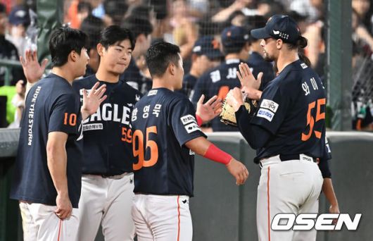 [OSEN=부산, 이석우 기자] 9일 부산 사직야구장에서 2025 신한 SOL 뱅크 KBO 리그 롯데 자이언츠와 한화 이글스의 경기가 열렸다. 홈팀 롯데는 박세웅이, 방문팀 한화는 와이스가 선발 출전했다.한화 이글스 와이스가 6회말 2사 3루 롯데 자이언츠 박찬형을 우익수 플라이 아웃으로 잡고 동료들과 하이파이브를 하고 있다. 2025.09.09 / foto0307@osen.co.kr