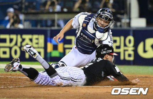 [OSEN=잠실, 조은정 기자]10일 오후 서울 잠실구장에서 ‘2025 신한 SOL Bank KBO리그’ 두산 베어스와 LG 트윈스의 경기가 열렸다.홈팀 두산은 콜어빈, 방문팀 LG는 손주영을 선발로 내세웠다.5회말 무사 2,3루에서 LG 최원영이 신민재의 희생타에 득점을 올리고 있다. 원심은 아웃이었으나 비디오판독으로 번복됐다. 2025.09.10 /cej@osen.co.kr