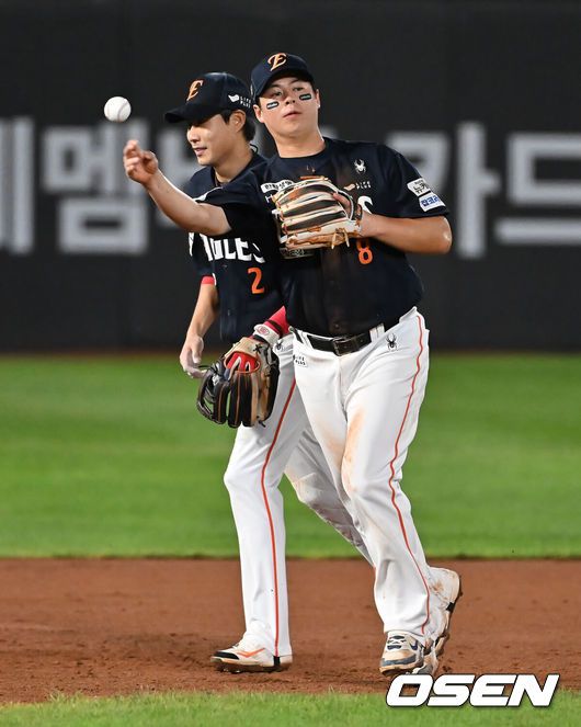 [OSEN=부산, 이석우 기자] 9일 부산 사직야구장에서 2025 신한 SOL 뱅크 KBO 리그 롯데 자이언츠와 한화 이글스의 경기가 열렸다. 홈팀 롯데는 박세웅이, 방문팀 한화는 와이스가 선발 출전했다.한화 이글스 노시환이 7회말 2사 2루 롯데 자이언츠 정훈의 타구를 몸을 날려 잡고 이닝 교체를 하고 있다. 2025.09.09 / foto0307@osen.co.kr