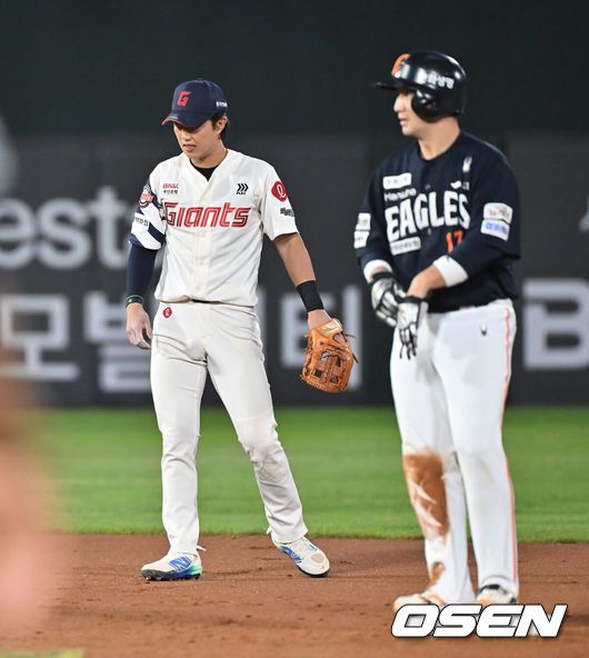 [OSEN=부산, 이석우 기자] 10일 부산 사직야구장에서 2025 신한 SOL 뱅크 KBO 리그 롯데 자이언츠와 한화 이글스의 경기가 열렸다. 홈팀 롯데는 감보아가, 방문팀 한화는 류현진이 선발 출전했다.롯데 자이언츠 전민재가 2회초 1사 1루 한화 이글스 심우준의 유격수 앞 땅볼을 실책으로 잡지 못하고 아쉬워하고  있다. 2025.09.10 / foto0307@osen.co.kr