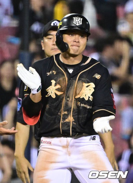 [OSEN=잠실, 조은정 기자]11일 오후 서울 잠실구장에서 ‘2025 신한 SOL Bank KBO리그’ LG 트윈스와 KT 위즈의 경기가 열렸다.홈팀 LG는 치리노스, 방문팀 KT는 헤이수스를 선발로 내세웠다.8회초 1사 1,2루에서 KT 권동진이 역전 2타점 적시 3루타를 날린 뒤 기뻐하고 있다. 2025.09.11 /cej@osen.co.kr