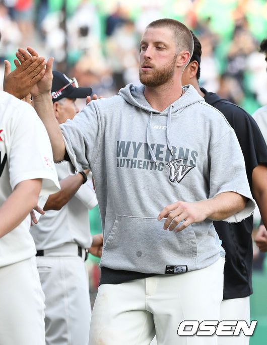 [OSEN=인천, 최규한 기자] SK가 두산에 전날 패배를 설욕하고 2위 자리를 지켰다.SK는 9일 인천SK행복드림구장에서 열린 ‘2018 신한은행 MY CAR KBO 리그’ 두산과의 경기에서 선발 메릴 켈리의 호투와 한동민의 만루포를 묶어 14-2로 역전승했다. SK(65승52패1무)는 전날 패배를 설욕하고 2위 자리를 지켰다. 반면 두산(77승42패)은 4연승 행진이 끊겼다.승리투수 SK 투수 켈리가 선수들 및 코칭스태프와 인사를 나누고 있다./dreamer@osen.co.kr