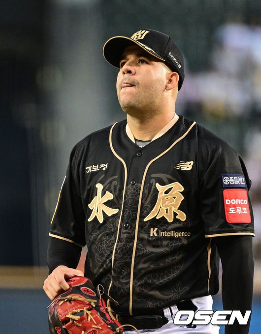 [OSEN=잠실, 조은정 기자]11일 오후 서울 잠실구장에서 ‘2025 신한 SOL Bank KBO리그’ LG 트윈스와 KT 위즈의 경기가 열렸다.홈팀 LG는 치리노스, 방문팀 KT는 헤이수스를 선발로 내세웠다.1회말 이닝을 마친 KT 헤이수스가 더그아웃으로 향하고 있다. 2025.09.11 /cej@osen.co.kr