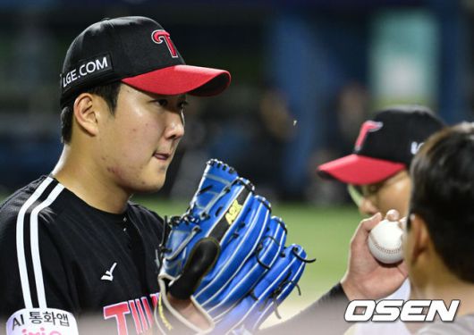 [OSEN=잠실, 조은정 기자]10일 오후 서울 잠실구장에서 ‘2025 신한 SOL Bank KBO리그’ 두산 베어스와 LG 트윈스의 경기가 열렸다.홈팀 두산은 콜어빈, 방문팀 LG는 손주영을 선발로 내세웠다.7회말 이닝을 마친 LG 손주영이 더그아웃으로 향하고 있다. 2025.09.10 /cej@osen.co.kr