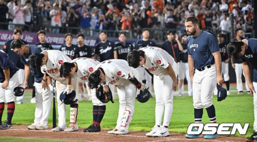 [OSEN=부산, 이석우 기자] 10일 부산 사직야구장에서 2025 신한 SOL 뱅크 KBO 리그 롯데 자이언츠와 한화 이글스의 경기가 열렸다. 홈팀 롯데는 감보아가, 방문팀 한화는 류현진이 선발 출전했다.롯데 자이언츠 선수들이 0-13으로 한화 이글스에 패하고 팬들에게 인사를 하고 있다. 2025.09.10 / foto0307@osen.co.kr