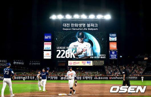 [OSEN=대전, 최규한 기자] 3일 대전 한화생명볼파크에서 ‘2025 신한 SOL Bank KBO리그’ 한화 이글스와 NC 다이노스의 경기가 열렸다.홈팀 한화는 코디 폰세, 방문팀 NC는 신민혁을 선발로 내세웠다.5회초 2사 1, 2루 상황 한화 선발 폰세가 NC 천재환을 삼진으로 이끌었다. 전광판에 뜬 폰세의 올 시즌 226번째 삼진 기록.  2025.09.03 / dreamer@osen.co.kr