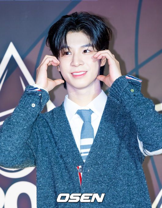 [OSEN=인천, 민경훈 기자] 16일 오후 인천 영종도의 한 리조트 공연장 미팅룸에서 '제1회 코리아 그랜드 뮤직 어워즈(KGMA)' 1일차 레드카펫 포토월 행사가 진행됐다.16일과 17일 양일간 열리는 '2024 KGMA'는 새로운 K팝 축제를 표방하는 시상식으로 배우 남지현과 뉴진스 하니, 에스파 윈터가 이틀에 걸쳐 MC로 호흡을 맞춘다.JD1(정동원)이 입장하며 포즈를 취하고 있다. 2024.11.16 / rumi@osen.co.kr