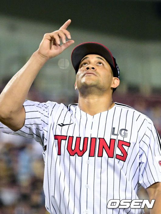 [OSEN=잠실, 조은정 기자]11일 오후 서울 잠실구장에서 ‘2025 신한 SOL Bank KBO리그’ LG 트윈스와 KT 위즈의 경기가 열렸다.홈팀 LG는 치리노스, 방문팀 KT는 헤이수스를 선발로 내세웠다.3회초 이닝을 마친 LG 치리노스가 더그아웃으로 향하고 있다. 2025.09.11 /cej@osen.co.kr