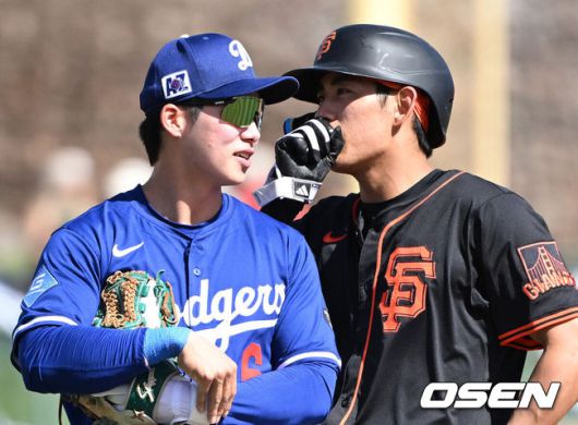 [OSEN=글렌데일(미국), 이대선 기자] '코리안 데이'였다.이정후(샌프란시스코 자이언츠)와 김혜성(LA 다저스)이 맞대결에서 나란히 맹활약했다. LA 다저스와 샌프란시스코 자이언츠는 2일(이하 한국시간) 미국 애리조나주 글렌데일의 캐멀백 랜치에서 2025 메이저리그 시범경기를 치렀다.이날 김혜성은 8번 유격수로,이정후는 3번 중견수로 각각 선발 출장했다. 이정후가 총알 2루타로 선제 타점을 올리자, 김혜성은 시범경기 첫 홈런포를 터뜨렸다. 3회초 2사 만루에서 LA 다저스 김혜성과 2루에 안착한 샌프란시스코 자이언츠 이정후가 이야기를 나누고 있다. 2025.03.02 / sunday@osen.co.kr