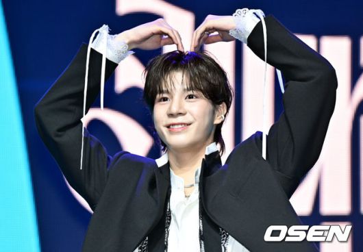 [OSEN=조은정 기자]가수 정동원의 두 번째 정규 앨범 '키다리의 선물' 발매 기념 쇼케이스가 13일 오후 서울 용산구 이촌동 노들섬 라이브하우스에서 열렸다.정동원의 새 정규 앨범 '키다리의 선물'은오늘(13일) 오후 6시 각종 음원 사이트를 통해 발매된다. 이는 지난 2021년 11월 발매된 '그리움, 아낌없이 주는 나무' 이후 약 3년 만의 정규앨범이다. '그리움, 아낌없이 주는 나무'가 음악을 시작할 수 있도록 해준 할아버지에 대한 감사와 그리움을 담았다면, 이번 앨범은 팬들에게 전하는 특별한 메시지를 담고 있다.정동원이 포즈를 취하고 있다. 2024.03.13 /cej@osen.co.kr