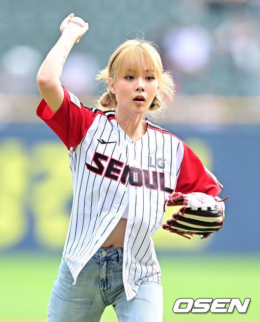 [OSEN=잠실, 지형준 기자] 13일 오후 서울 잠실야구장에서 ‘2023 신한은행 SOL KBO리그’ LG 트윈스와 키움 히어로즈의 경기가 열렸다.경기에 앞서 가수 비비가 시구를 하고 있다. 2023.08.13 /jpnews@osen.co.kr