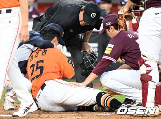 [OSEN=대전, 이대선 기자] 13일 오후 대전 한화생명볼파크에서 2025 신한 SOL Bank KBO리그 한화 이글스와 키움 히어로즈의 경기가 열렸다.한화는 폰세, 키움은 하영민을 선발 투수로 내세웠다.4회말 무사 1,2루에서 키움 하영민이 자신의 투구에 얼굴을 맞은 한화 김태연을 찾아 걱정하고 있다. 2025.09.13 /sunday@osen.co.kr