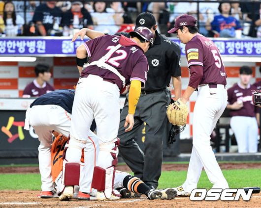 [OSEN=대전, 이대선 기자] 13일 오후 대전 한화생명볼파크에서 2025 신한 SOL Bank KBO리그 한화 이글스와 키움 히어로즈의 경기가 열렸다.한화는 폰세, 키움은 하영민을 선발 투수로 내세웠다.4회말 무사 1,2루에서 키움 하영민이 자신의 투구에 얼굴을 맞은 한화 김태연을 찾아 걱정하고 있다. 2025.09.13 /sunday@osen.co.kr