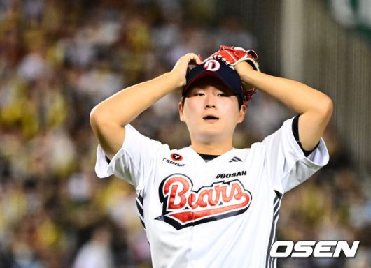 [OSEN=잠실, 지형준 기자] 16일 서울 잠실구장에서 ‘2025 신한 SOL Bank KBO리그’ 두산 베어스와 KIA 타이거즈의 경기가 열렸다.두산은 최승용, KIA는 이의리를 선발로 내세웠다.9회말 1사에서 두산 김택연이 KIA 나성범에 볼넷을 허용하며 교체되고 있다. 2025.08.16. / jpnews@osen.co.kr