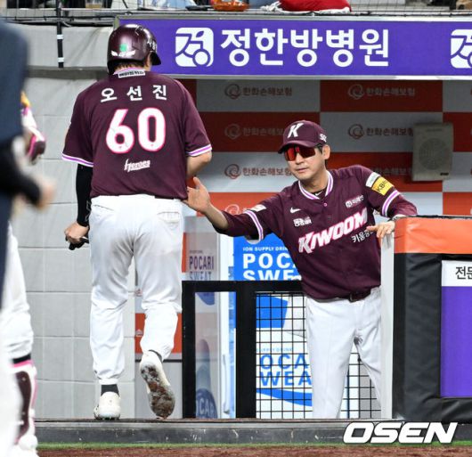 [OSEN=대전, 이대선 기자] 13일 오후 대전 한화생명볼파크에서 2025 신한 SOL Bank KBO리그 한화 이글스와 키움 히어로즈의 경기가 열렸다.한화는 폰세, 키움은 하영민을 선발 투수로 내세웠다.7회초 무사 2,3루에서 키움 송성문의 적시타 때 홈을 밟은 오선진이 더그아웃에서 설종진 감독대행과 하이파이브를 하고 있다. 2025.09.13 /sunday@osen.co.kr