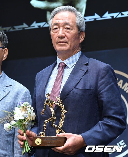 [OSEN=조은정 기자]제2회 K리그 명예의전당 헌액식이 16일 서울 종로구 아산정책연구원에서 진행됐다.이번 제2회 K리그 명예의전당 헌액자로는 선수 부문에김주성,김병지, 고(故)유상철,데얀이 선정됐다. 지도자 부문에김호전 수원 삼성 감독, 공헌자 부문에정몽준대한축구협회 명예회장이 이름을 올렸다.공헌자 부문에 헌액된정몽준대한축구협회 명예회장이 포즈를 취하고 있다. 2025.09.16 /cej@osen.co.kr