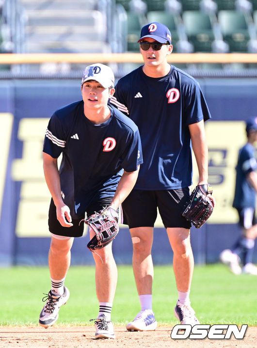 [OSEN=잠실, 최규한 기자] 22일 서울 잠실야구장에서 ‘2025 신한 SOL Bank KBO리그’ 두산 베어스와 KT 위즈의 경기가 열린다.홈팀 두산은 최민석, 방문팀 KT는 헤이수스를 선발로 내세운다.경기를 앞두고 두산 오명진과 안재석이 수비 훈련을 펼치고 있다. 2025.08.22 / dreamer@osen.co.kr