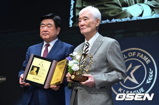[OSEN=조은정 기자]제2회 K리그 명예의전당 헌액식이 16일 서울 종로구 아산정책연구원에서 진행됐다.이번 제2회 K리그 명예의전당 헌액자로는 선수 부문에김주성,김병지, 고(故)유상철,데얀이 선정됐다. 지도자 부문에김호전 수원 삼성 감독, 공헌자 부문에정몽준대한축구협회 명예회장이 이름을 올렸다.지도자 부문에 헌액된 김호 전 감독(오른쪽)이 권오갑 총재와 포즈를 취하고 있다. 2025.09.16 /cej@osen.co.kr