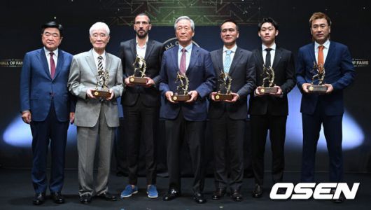 [OSEN=조은정 기자]제2회 K리그 명예의전당 헌액식이 16일 서울 종로구 아산정책연구원에서 진행됐다.이번 제2회 K리그 명예의전당 헌액자로는 선수 부문에김주성,김병지, 고(故)유상철,데얀이 선정됐다. 지도자 부문에김호전 수원 삼성 감독, 공헌자 부문에정몽준대한축구협회 명예회장이 이름을 올렸다.권오갑 총재(왼쪽부터), 김호 전 감독, 데얀, 정몽준 명예회장, 김주성, 고 유상철 아들 유선우 씨, 김병지가 포즈를 취하고 있다. 2025.09.16 /cej@osen.co.kr