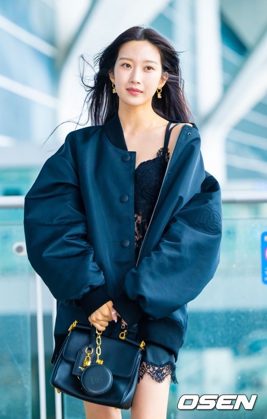 [OSEN=부산, 민경훈 기자] 제30회 부산국제영화제(BIFF) 레드카펫 행사가 17일 오후 부산 해운대구 영화의 전당에서 열렸다.올해 개막작은 박찬욱 감독의 ‘어쩔수가없다’이며, 주연배우 이병헌은 개막식 사회까지 본다. 폐막작으로는 경쟁 부문 대상 수상작을 상영한다. 올해 30주년을 맞이한 부산국제영화제는 오는 26일까지 총 64개국 328편의 작품을 만날수 있다.배우 김유정이 레드카펫을 밟으며 포즈를 취하고 있다. 2025.09.17 / rumi@osen.co.kr