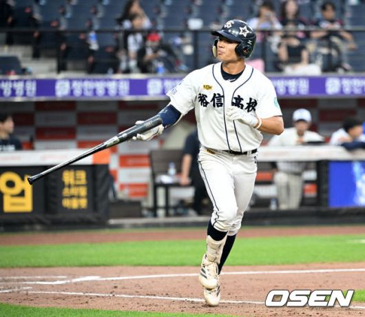 [OSEN=대전, 이대선 기자] 2일 오후 대전 한화생명볼파크에서 ‘제3회 한화이글스배 고교vs대학 올스타전’이 열렸다. 3회초 고교팀 오재원이 볼넷을 얻어내고 있다. 2025.06.02 /sunday@osen.co.kr