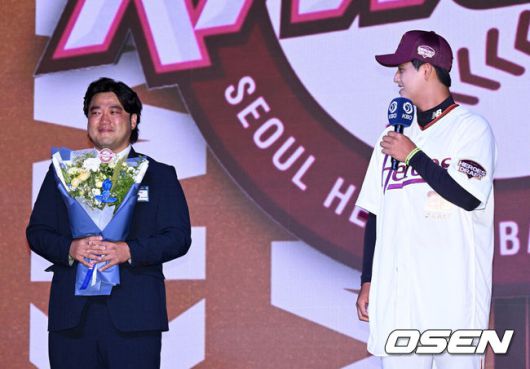 [OSEN=이대선 기자] 17일 오후 7일 오후 서울 롯데호텔 월드에서 ‘2026 KBO 신인 드래프트’가 열렸다.이번 드래프트는 전면 드래프트 방식으로 총 11라운드에 걸쳐 진행된다. 대상자는 총 1천261명으로, 고등학교 졸업 예정자 930명, 대학교 졸업 예정자 216명, 얼리 드래프트 신청자 51명, 해외 아마추어·프로 출신 선수 19명이다. 이 중 최대 110명이 KBO 10개 구단의 부름을 받게 된다.키움에 지명된 북일고 박준현이 감격의 눈물을 흘리는 아버지 박석민 전 코치를 바라보고 있다. 2025.09.17 /sunday@osen.co.kr