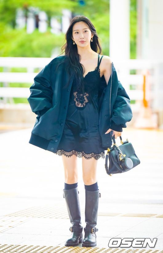 [OSEN=인천, 박준형 기자] 배우 문가영이 17일 오후 인천국제공항을 통해 해외일정 참석차 인도네시아로 출국했다.지난 13일 서울 공연을 성황리에 마친 문가영은 오사카, 가나가와, 방콕, 타이베이 등 아시아 주요 도시에서 팬미팅 투어를 이어간다.배우 문가영이 출국장으로 이동하고 있다. 2025.09.17 / soul1014@osen.co.kr