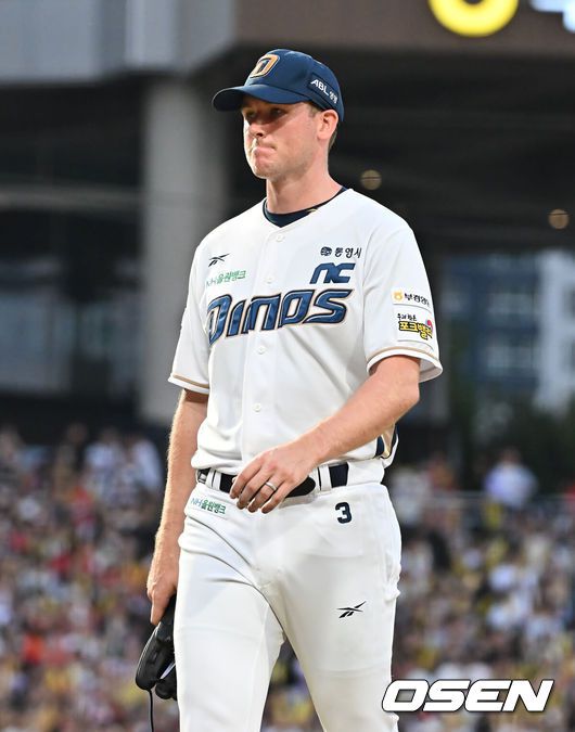 [OSEN=창원, 이석우 기자] 6일 창원NC파크에서 2025 신한 SOL 뱅크 KBO 리그 NC 다이노스와 KIA 타이거즈의 경기가 열렸다. 홈팀 NC는 라일리가, 방문팀 KIA는 올러가 선발 출전했다. NC 다이노스 선발투수 라일리가 5회초 무사 1,2루 KIA 타이거즈 김선빈에게 우중간 역전 1타점 안타를 맞고 교체되고 있다. 2025.09.06 / foto0307@osen.co.kr