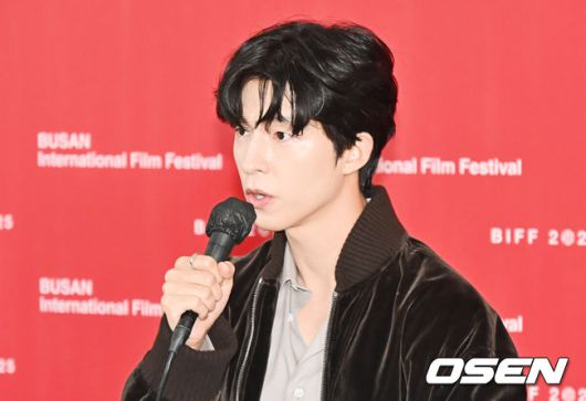 [OSEN=부산, 이석우 기자] 19일 부산 해운대구 영화의전당 비프힐에서 제30회 부산국제영화제 영화 ‘굿뉴스’ 기자회견이 열렸다.변성현 감독, 배우 설경구, 홍경, 야마다 타카유키가 자리했다.홍경이 기자들의 질문에 답하고 있다. 2025.09.19 / foto0307@osen.co.kr