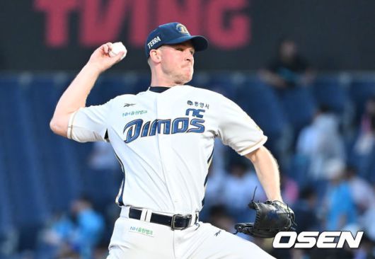 [OSEN=창원, 이석우 기자] 19일 창원NC파크에서 2025 신한 SOL 뱅크 KBO 리그 NC 다이노스와 삼성 라이온즈의 경기가 열렸다. 홈팀 NC는 라일리가, 방문팀 삼성은 후라도가 선발 출전했다. NC 다이노스 선발투수 라일리가 역투하고 있다. 2025.08.19 / foto0307@osen.co.kr