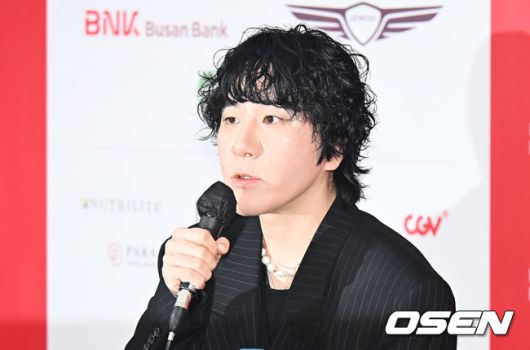 [OSEN=부산, 이석우 기자] 19일 부산 해운대구 영화의전당 비프힐에서 제30회 부산국제영화제 영화 ‘굿뉴스’ 기자회견이 열렸다.변성현 감독, 배우 설경구, 홍경, 야마다 타카유키가 자리했다.변성현 감독이 기자들의 질문에 답하고 있다. 2025.09.19 / foto0307@osen.co.kr