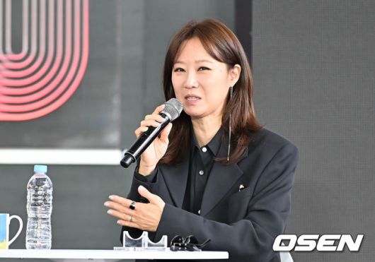 [OSEN=부산, 이석우 기자] 19일 부산 해운대구 영화의전당 BIFF 야외무대에서 제30회 부산국제영화제(BIFF) 영화 ‘윗집 사람들’ 오픈 토크가 열렸다.이번 부산국제영화제에서는 개막작 ‘어쩔수가 없다’를 시작으로 공식 초청작 64개국 241편과 커뮤니티비프 상영작까지 합쳐 총 328편이 상영된다. 올해는 신설된 경쟁 부문 14편을 초청해 다섯 개의 ‘부산 어워드’ 상을 시상한다. 아시아 영화를 대상으로 대상, 감독상, 심사위원 특별상, 배우상(2명), 예술공헌상 등 5개 부문에 걸쳐 시상한다. 수상자에게는 태국의 세계적인 감독이자 설치미술가인 아피찻퐁 위라세타쿤의 컨셉을 디자인한 트로피가 수여된다.공효진이 오픈토크를 하고 있다. 2025.09.19 / foto0307@osen.co.kr