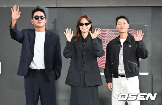 [OSEN=부산, 이석우 기자] 19일 부산 해운대구 영화의전당 BIFF 야외무대에서 제30회 부산국제영화제(BIFF) 영화 ‘윗집 사람들’ 오픈 토크가 열렸다.이번 부산국제영화제에서는 개막작 ‘어쩔수가 없다’를 시작으로 공식 초청작 64개국 241편과 커뮤니티비프 상영작까지 합쳐 총 328편이 상영된다. 올해는 신설된 경쟁 부문 14편을 초청해 다섯 개의 ‘부산 어워드’ 상을 시상한다. 아시아 영화를 대상으로 대상, 감독상, 심사위원 특별상, 배우상(2명), 예술공헌상 등 5개 부문에 걸쳐 시상한다. 수상자에게는 태국의 세계적인 감독이자 설치미술가인 아피찻퐁 위라세타쿤의 컨셉을 디자인한 트로피가 수여된다.하정우 감독과 공효진, 김동욱이 오픈토크를 마치고 팬들에게 인사를 하고 있다. 2025.09.19 / foto0307@osen.co.kr