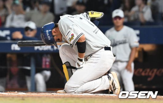 [OSEN=창원, 이석우 기자] 27일 창원NC파크에서 2025 신한 SOL 뱅크 KBO 리그 NC 다이노스와 LG 트윈스의 경기가 열렸다. 홈팀 NC는 신영우가, 방문팀 LG는 치리노스가 선발 출전했다. NC 다이노스 김주원이 6회말 1사 타구에 발을 맞고 괴로워하고 있다. 2025.08.27 / foto0307@osen.co.kr