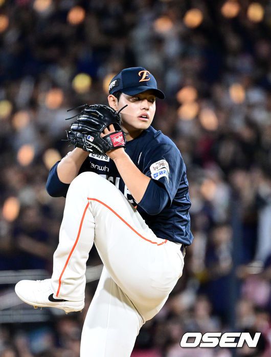 [OSEN=수원, 최규한 기자] 20일 수원 KT위즈파크에서 ‘2025 신한 SOL Bank KBO리그’ KT 위즈와 한화 이글스의 경기가 열렸다.홈팀 KT는 고영표, 방문팀 한화는 코디 폰세를 선발로 내세웠다.6회말 마운드에 오른 한화 투수 문동주가 힘차게 공을 뿌리고 있다. 2025.09.20 / dreamer@osen.co.kr