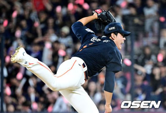 [OSEN=수원, 최규한 기자] 20일 수원 KT위즈파크에서 ‘2025 신한 SOL Bank KBO리그’ KT 위즈와 한화 이글스의 경기가 열렸다.홈팀 KT는 고영표, 방문팀 한화는 코디 폰세를 선발로 내세웠다.8회말 한화 투수 문동주가 힘차게 공을 뿌리고 있다. 025.09.20 / dreamer@osen.co.kr