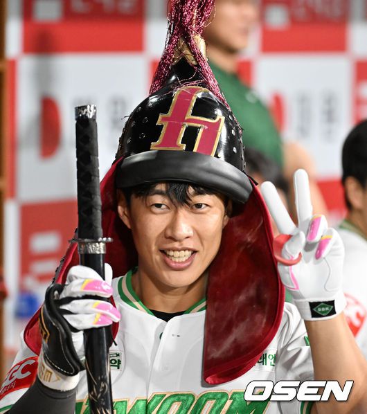 [OSEN=고척, 민경훈 기자] 15일 오후 서울 고척스카이돔에서 ‘2025 신한 SOL Bank KBO리그’ 키움 히어로즈와 KT 위즈의 경기가 열린다.키움은 메르세데스, KT는 고영표를 선발로 내세운다.5회말 2사 키움 송성문이 우월 동점 솔로 홈런을 때리며 전 구단 상대 홈런 및 20-20 달성을 한 후 덕아웃에서 세리머니를 하고 있다. 2025.08.15 / rumi@osen.co.kr