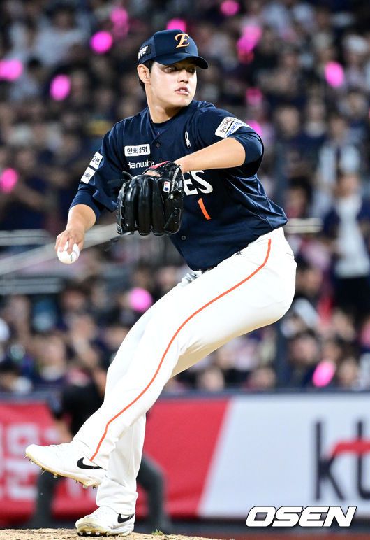 [OSEN=수원, 최규한 기자] 20일 수원 KT위즈파크에서 ‘2025 신한 SOL Bank KBO리그’ KT 위즈와 한화 이글스의 경기가 열렸다.홈팀 KT는 고영표, 방문팀 한화는 코디 폰세를 선발로 내세웠다.6회말 마운드에 오른 한화 투수 문동주가 힘차게 공을 뿌리고 있다. 2025.09.20 / dreamer@osen.co.kr